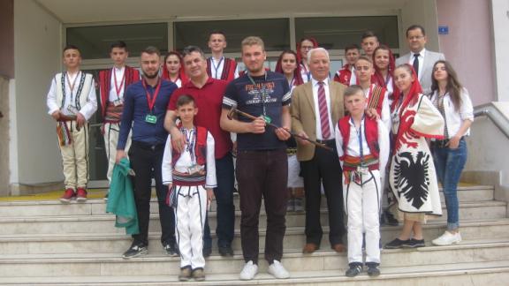 23 Nisan Bayramı Nedeni ile Devrek Belediyesi davetlisi olarak ilçemize gelen Kosovalı öğrenciler  Müdürümüzü Ziyaret Etti.