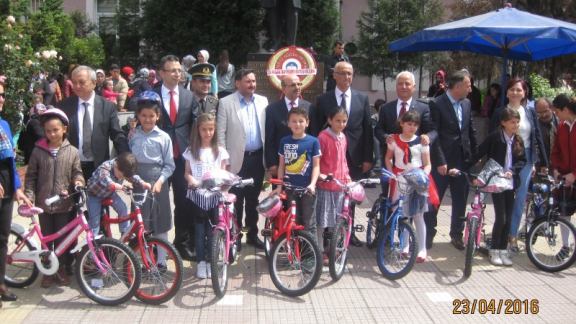 Türkiye Sağlıklı Beslenme ve Hareketli Hayat Programı Kapsamında 10 öğrenciye bisiklet dağıtımı yapıldı.