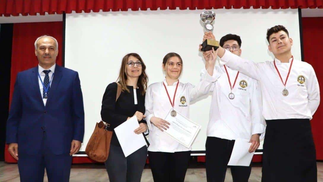 Bolu da Düzenlenen MEB Gastronomi Festivali ve Yemek Yarışması'nda Devrek Mesleki ve Teknik Anadolu Lisesi Öğrencilerimiz İkinci Oldular.