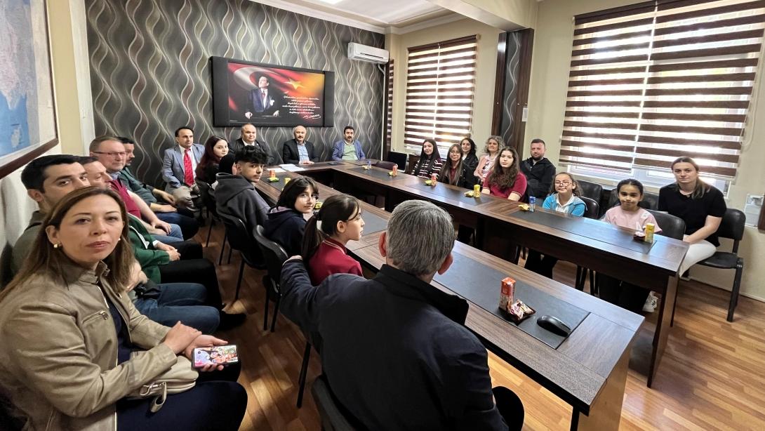 Dilimizin Zenginlikleri Projesi Kapsamında Yarışmalarda İlçede Birinci Seçilen Öğrencilere Ödülleri Verildi.