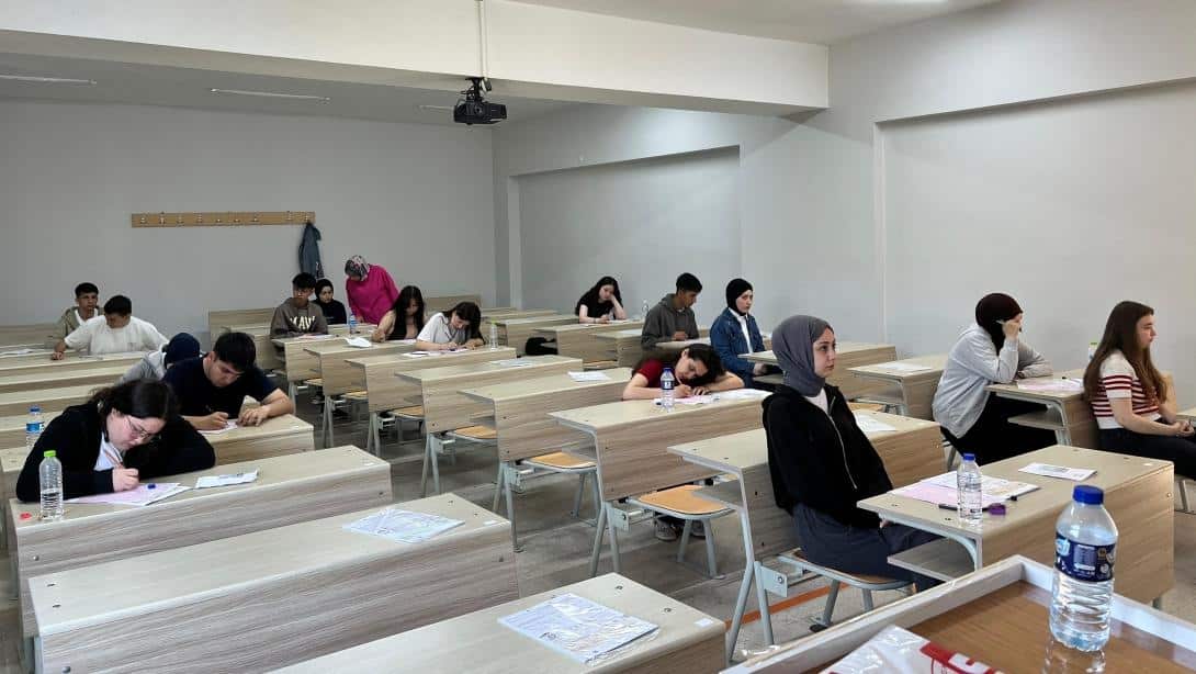 İlçemiz Lise Öğrencilerinin Sınava Daha İyi Hazırlanabilmeleri İçin YKS Simülasyonu Gerçekleştirildi.
