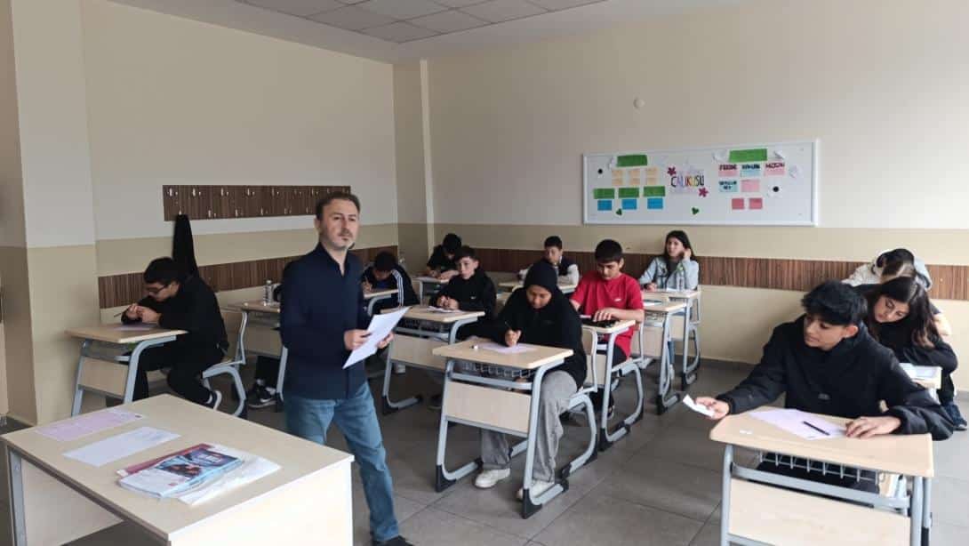 İlçemiz Ortaokul Öğrencilerinin Sınava Daha İyi Hazırlanabilmeleri İçin LGS Simülasyonu Gerçekleştirildi.